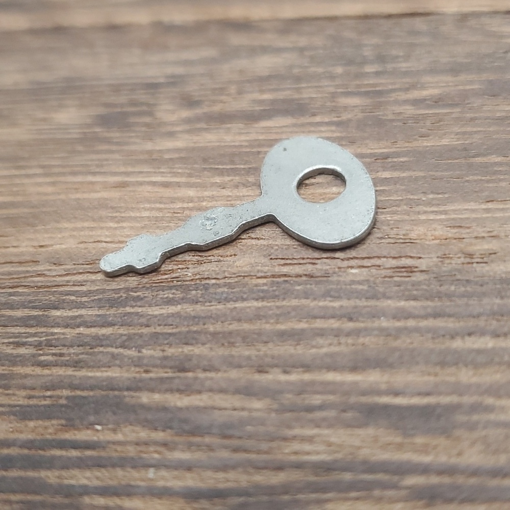Silver key estate necklace‎ pendant